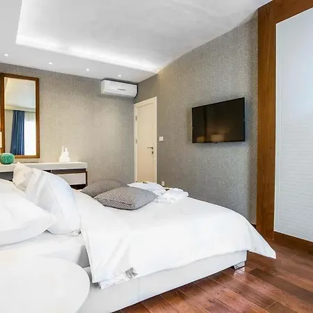 Srebreno Sleeps 8 Pool Air Con Wifi